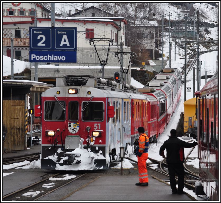 Der Berninaexpress 953 aus Chur erreicht Poschiavo. (05.02.2014)