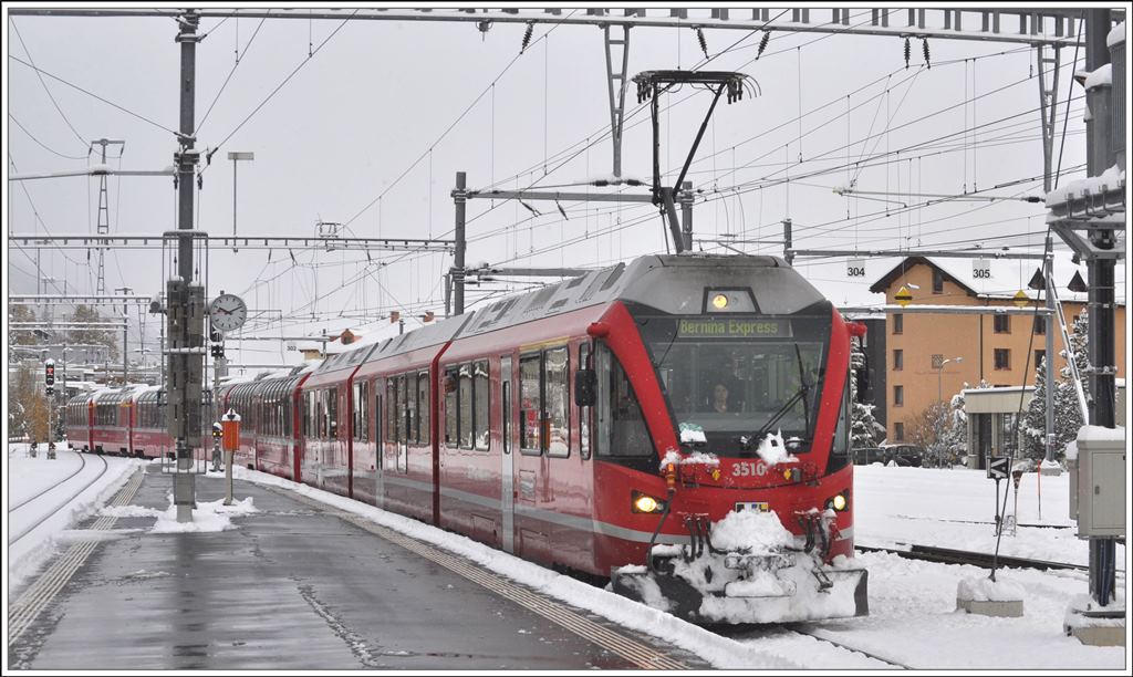 Der BerninaExpress 961 mit einer Stunde Verspätung (Grund:starker Schneefall) fährt in Samedan ein. (23.10.2014)