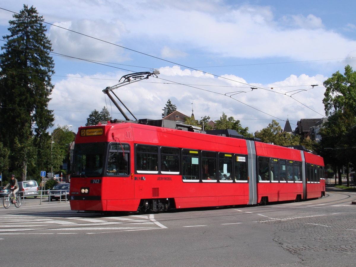 Der Bernmobil-Be 4/8 742 am 23. August 2007 beim Helvetiaplatz. Aufgrund Totalumbaus des Bahnhofplatzes wurden die Linien im Osten im Querbetrieb von Saali/Ostring (Linien 3/5) zum Guisanplatz (Linie 9) geführt.