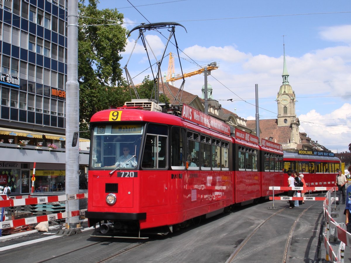 Der Bernmobil-Be 8/8 720 mit einem Standard-Anhänger am 23. August 2007 auf dem Bubenbergplatz in Bern. Das Tram fährt gerade aus der Schwanengasse Richtung Wabern auf der Linie 9. Der Bahnhofplatz war zu dieser Zeit gesperrt, da er komplett umgebaut wurde.