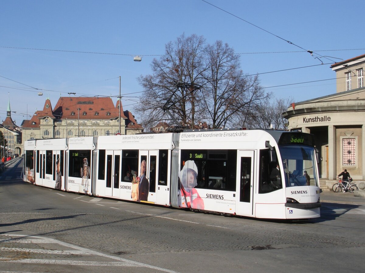 Der Bernmobil-Combino Be 4/6 756 mit Werbung für  Siemens  am 17. November 2007 auf der Linie 3 Richtung Saali beim Helvetiaplatz.