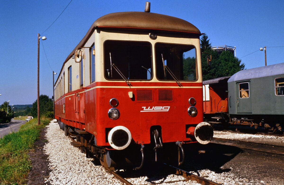 Der berühmte VT 401 der WEG (Tälesbahn), der schon 1984 sehr alt gewesen war, eher ein Schmuckstück als ein im Alltag eingesetzter Wagen. 