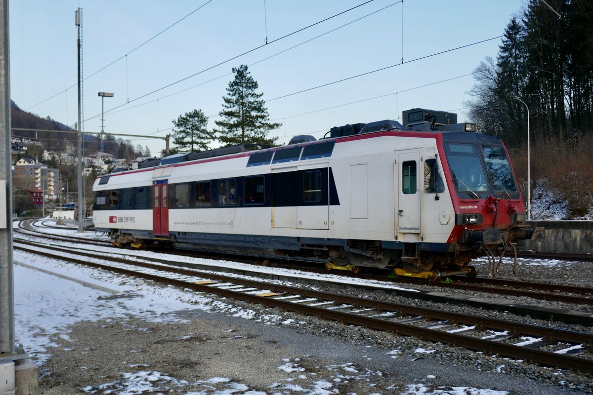 Der beschädigte Domino RBDe 560 253-7 der am 22.1.18 in Lommiswil entgleiste wegen eines Erdrutsches, steht am 13.2.18 beim Bahnhof Moutier mit den Drehgestellen auf Diplory.