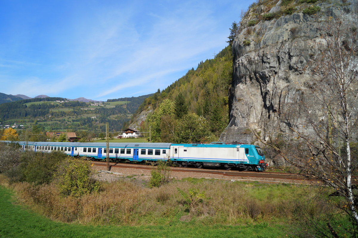 Der beschleunigte Nahverkehrszug R 2261 (Brennero/Brenner - Bologna Centrale) bei Sterzing, 12.10.2019.