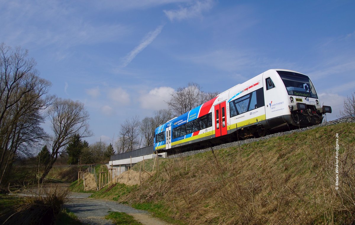 Der besondere 650 703 fuhr ein Jahr nur zwischen Hof und Cheb via Selb-As. Danach kam er ganzen AG-Netz Oberfranken zum Einsatz. Hier passiert er die erst kürzlich erneuerte Bachbrücke bei Naila bei der Fahrt nach Selbitz-Hof. Foto vom 02.04.2017.
Bilderdiebstahl wird rechtlich verfolgt!