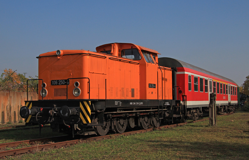 Der bestens erhaltene  Goldbroiler  106 250-4 des Erfurter Bahnservice war zum Eisenbahnfest des TEV in Weimar am 10./11.Oktober 2015 zu sehen.