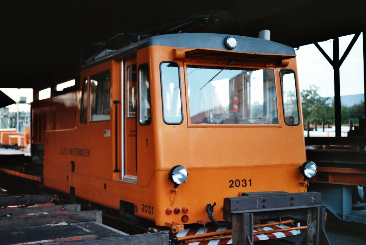 Der Betriebshof Stuttgart-Wangen beherbergte zahlreiche Arbeitswagen der Stuttgarter Stra�enbahnen, wobei ATW 2031 in einem Wagenschuppen stand, welcher �ber keine Au�enw�nde verf�gte. 
Datum: 21.10.1983