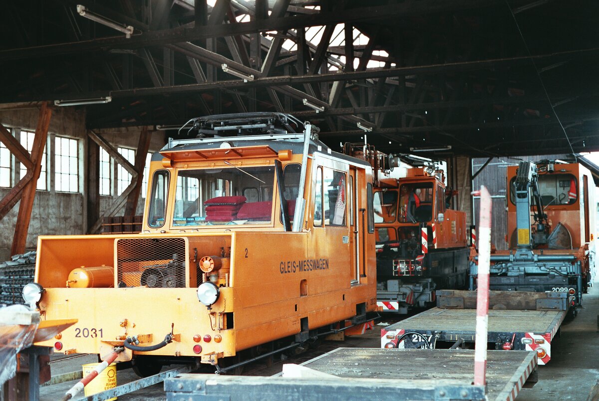 Der Betriebshof Stuttgart-Wangen (SSB) war Bau- und Wartungsz�gen vorbehalten (vorn ATW 2031); der Wagenschuppen hatte keine W�nde (1984)