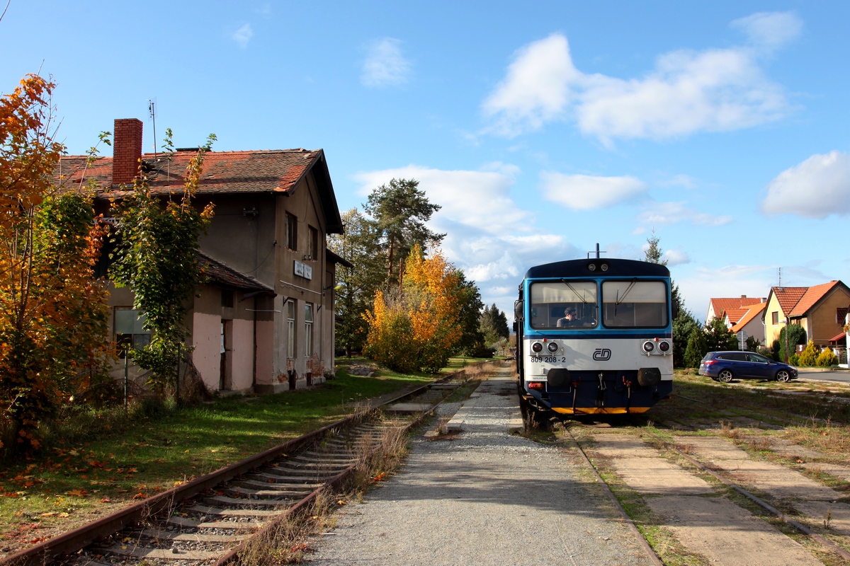 Der Bf Lužec nad Vltavou ist der Endpunkt der nur 3 km langen KBS094. 809 208 kam am 16.10.2019 als Os9674 aus Kralupy nad Vltavou und wendet auf Os12355 nach Vraňany.  