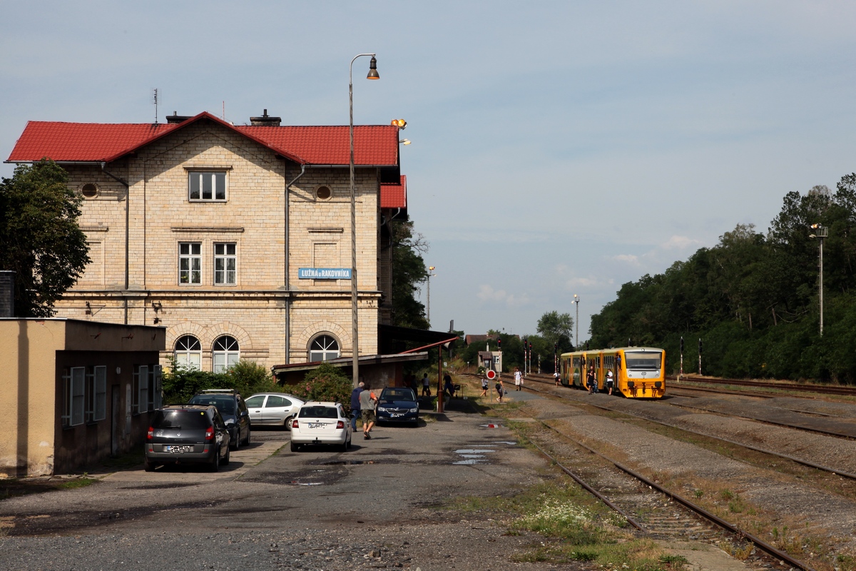 Der Bf Lužná u Rakovniká liegt an der KBS120 Praha - Kladno - Rakovník und hier beginnt auch die KBS124 nach Chomutov. Am 22.07.209 hat ihn soeben Os19709 (Rakovník - Kladno), gebildet aus 814/914 143 + 814/914 194, erreicht. Dieser Zug wird hier getrennt, der 814/914 143 fährt weiter nach Kladno und 914/814 194 fährt als Sp1676 nach Jirkov, über die KBS124. 