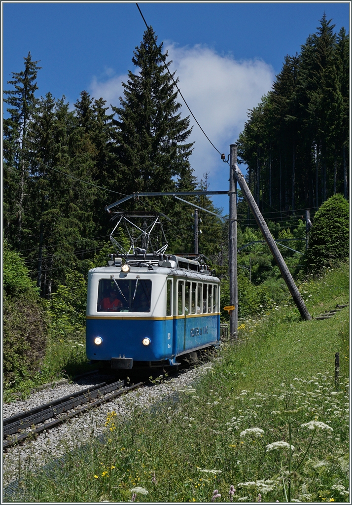 Der Bhe 2/4 203 erreicht als Verstärkung des Zuges 3366 Crêt-d'y-Bau.
3. Juli 2016