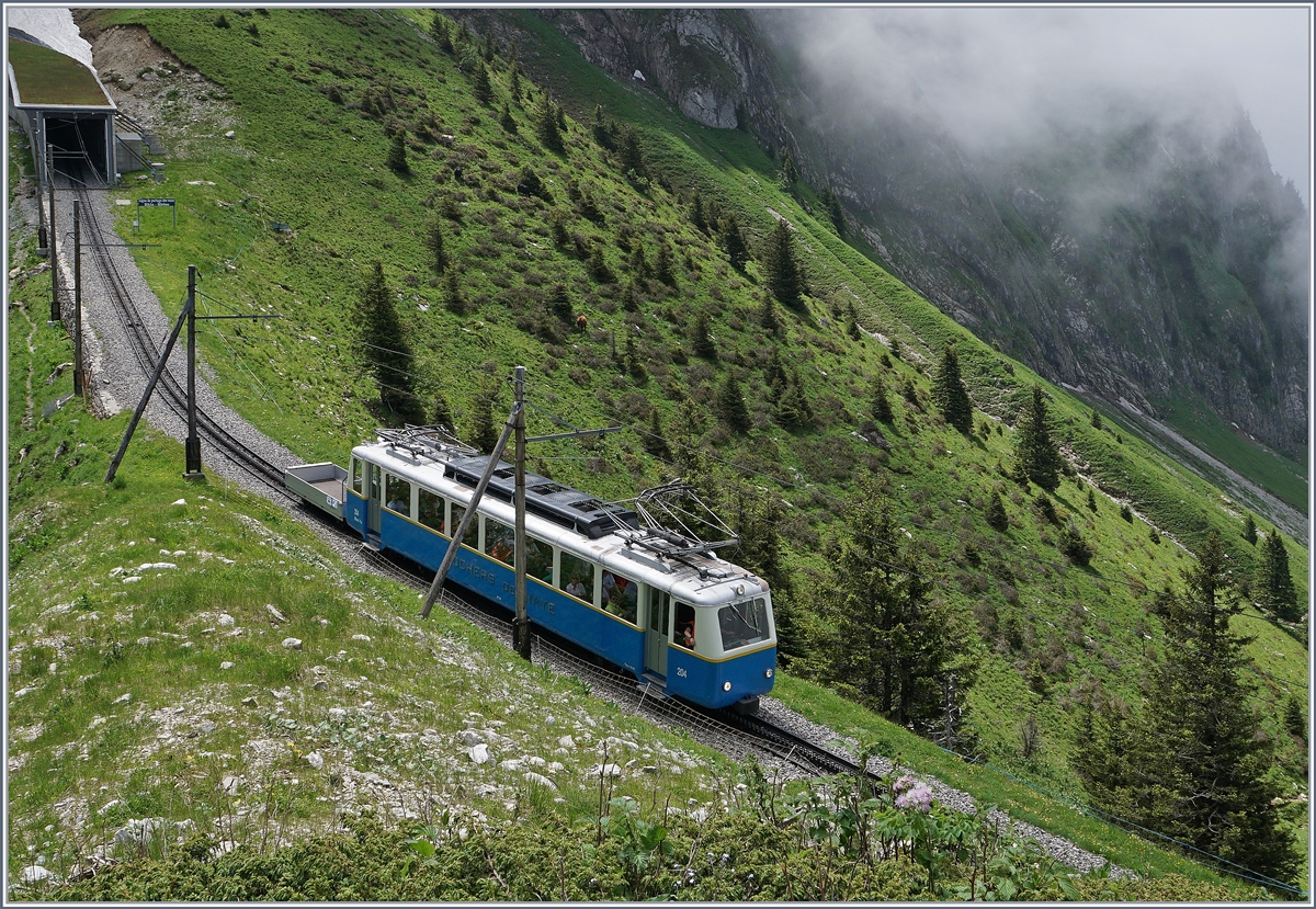 Der Bhe 2/4 204 auf Talfahrt auf der Wasserscheide Rhone/Rhein bei La Perche.
3. Juli 2016