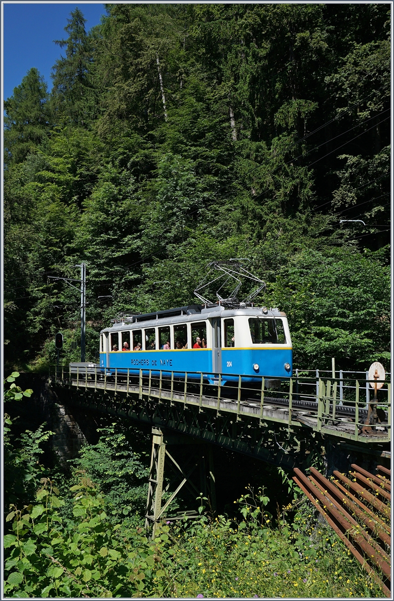 Der Bhe 2/4 204 erreicht Le Tremblex. Zur Zeit (Okt./Nov. 16) ist dieser Strecken Abschnitt infolge Bauarbeiten gesperrt, vielleicht sind anschließend die störenden Gleise recht unten im Bild verbaut und der Blick auf die Brücke frei.
3. Juli 2016 