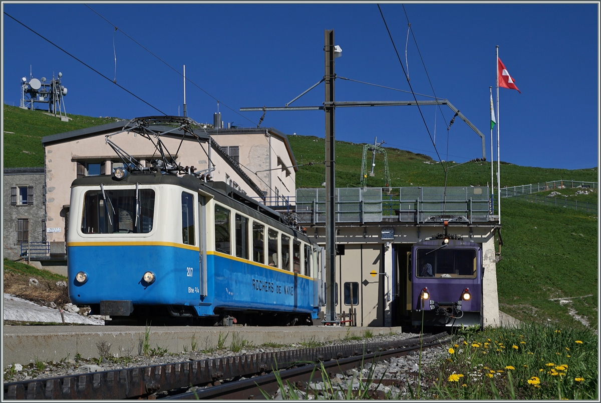 Der Bhe 2/4 207 ist als Dienstzug auf der Gipfstation des Rochers de Naye eingetroffen.
28. Juni 2016