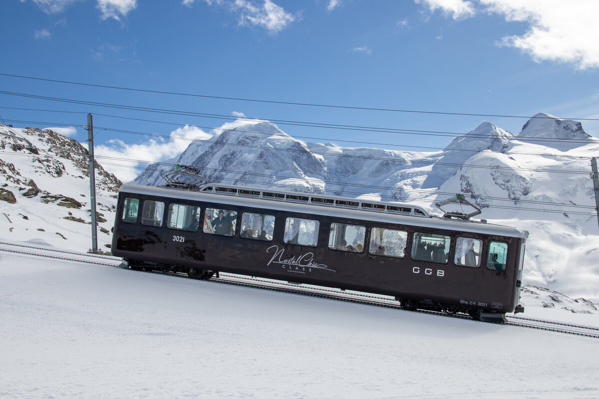 Der Bhe 2/4 3021 der Gornergratbahn zwischen Gornergrat und Rotenboden. Dieser Sonderzug fährt einmal in der Woche als Sonderzug von Zermatt zum Gornergrat und zurück. 14.2.2024