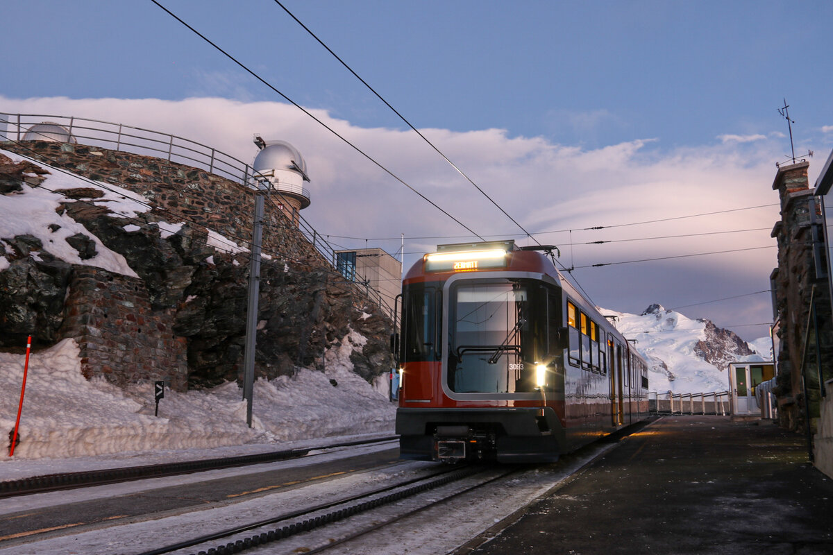 Der Bhe 4/6 3093 der Gornergratbahn steht im Bahnhof Gornergrat und wartet auf seine Abfahrt Richtung Zermatt. 16.2.2023