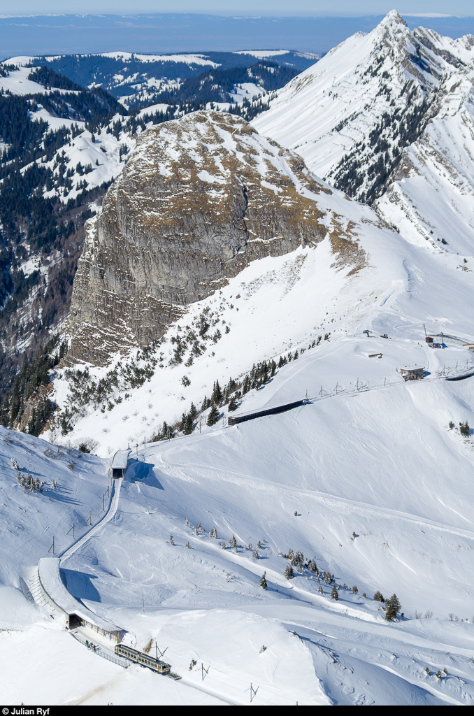 Der Bhe 4/8 301 fährt am 6. März 2015 gerade aus der Haltestelle La Perche aus, wo er die meisten Skifahrer ausgeladen hat. In wenigen Minuten wird er die Bergstation Rochers-de-Naye erreichen.