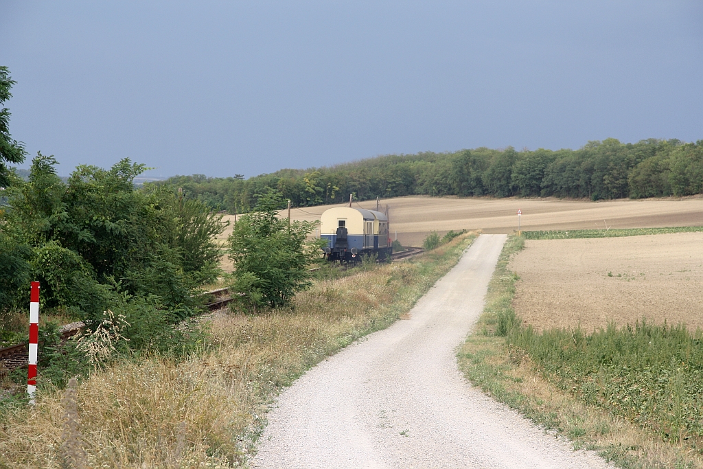 Der von der BIF 2062 053-1 gezogene SLP 17112 verschwindet nach der Haltestelle Raggendorf in Richtung Groß Schweinarth, womit die gelungene Fotofahrtveranstaltung vom 27.August 2017 ihr Ende nahm.