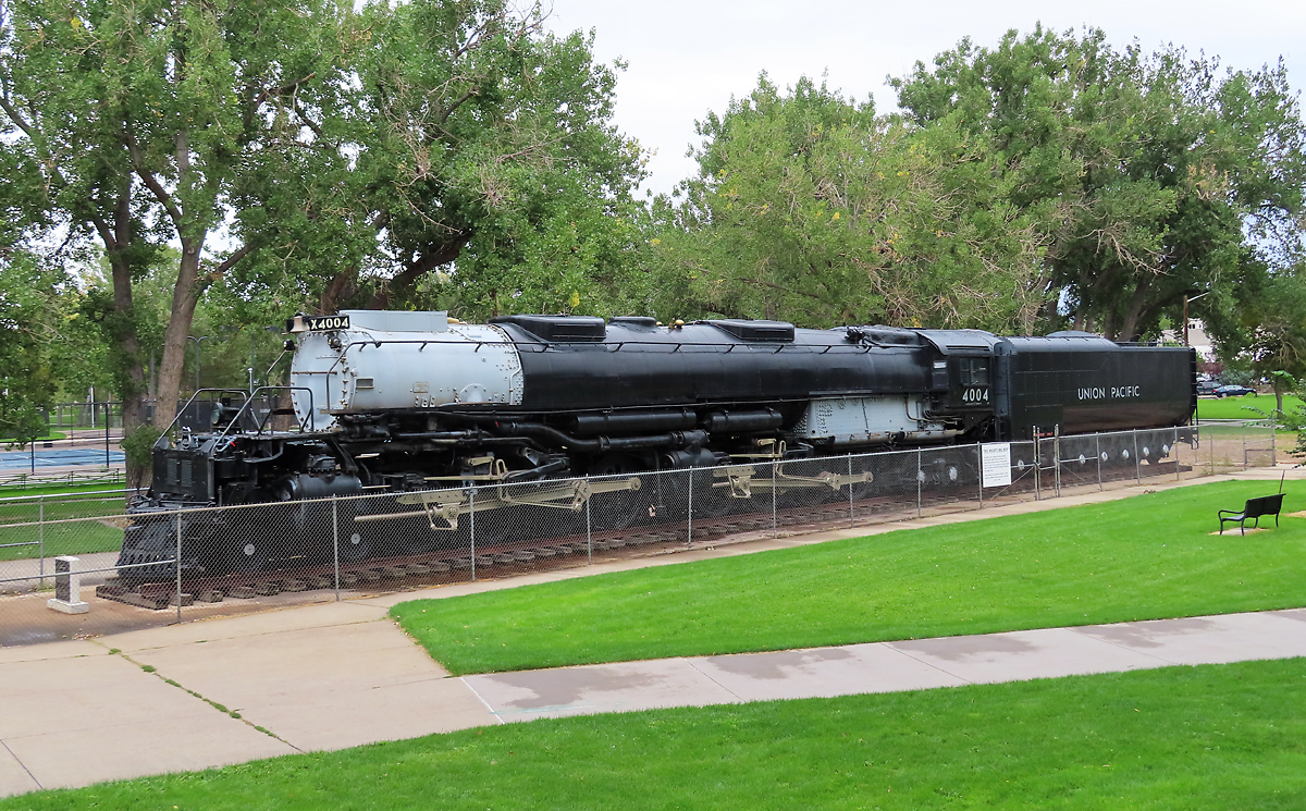Der Big Boy UP 4004 in voller Grösse im Holliday Park in Cheyenne, Wyoming. Die imposanten Dimensionen dieser riesigen Dampflok von über 40m Länge und 540t Gewicht können hier aus nächster Nähe bestaunt werden. Cheyenne, WY, 26.8.2022