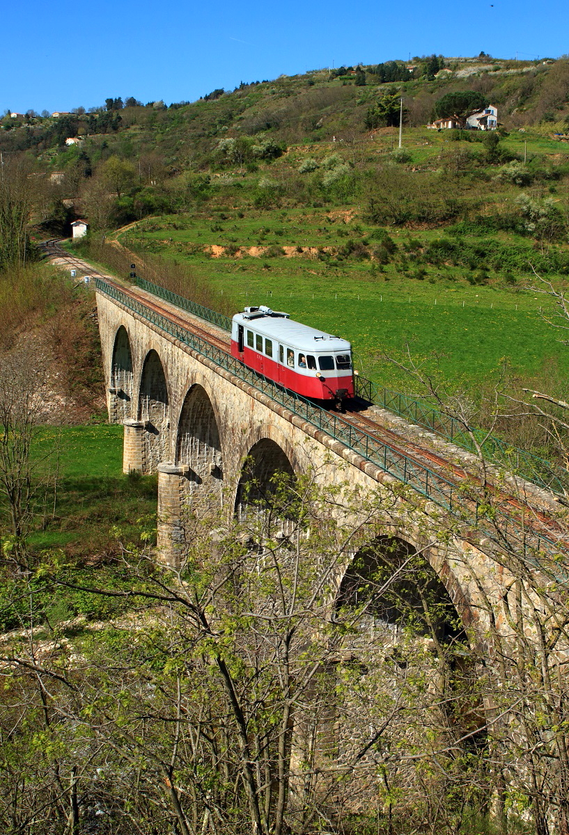 Der Billard-Triebwagen 213 des Train de l'Ardeche überquert am 08.04.2017 einen Viadukt in der Nähe von La Chaux 