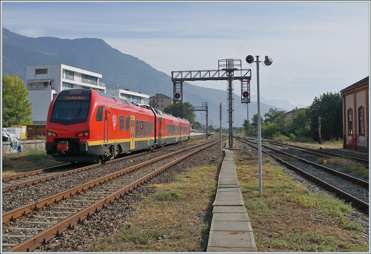 Der bimodulare FS Trenitalia BUM BTR 813 003 verlässt als Regionale 2722 den Bahnhof von  Aosta mit dem Ziel Torino Porta Nuova. Der Zug kann mit Dieselmotoren oder elektrisch mit 3000 Volt Gleichstrom betrieben werden, verfügt für die Achsanordnung Bo' 2'2'2' Bo' und die UIC Bezeichnung (des Antriebsmodul) lautet 90 83 1813 012-1 I-TI.

27. September 2021 