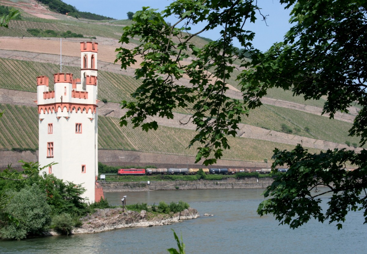 Der Bingener Museturm und 151 xxx mit GC 48592 (Mhldorf [Obb]–Genk) am 22.05.2012