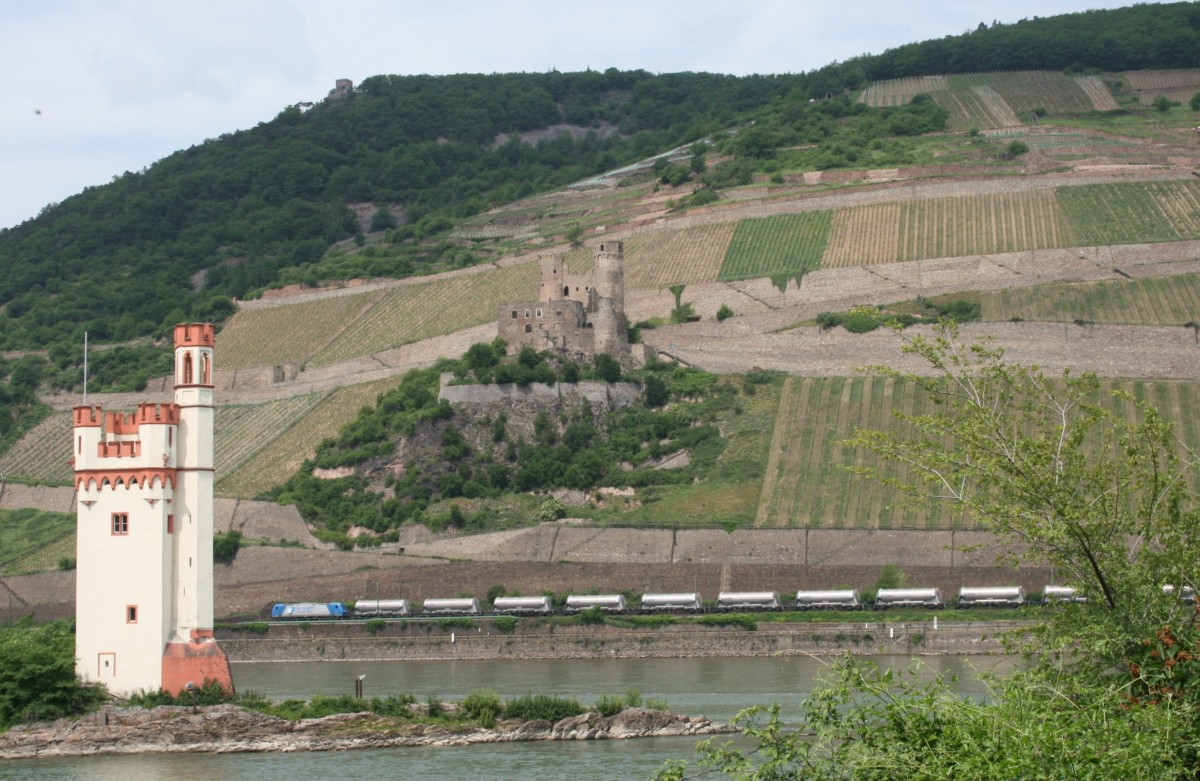 Der Bingener Museturm, die Burgruine Ehrenfels und LTE 185 xxx mit DGS 91121 (Hegyeshalom–Kln Eifeltor) am 22.05.2012
