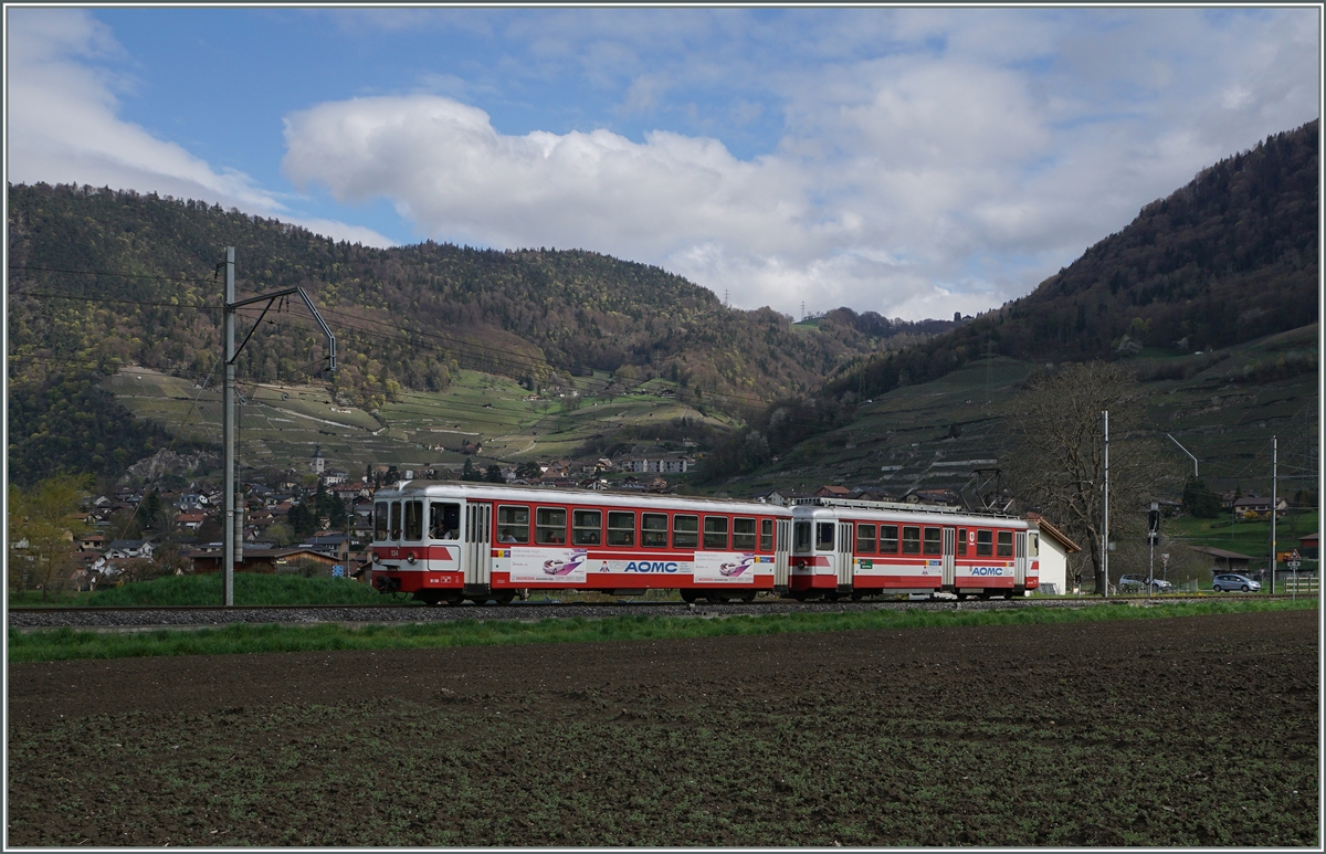 Der  Birsigtal-Pendelzug   Bt 134 und BDe 4/4 als AOMC Regionalzug 134 kurz nach Villy, im Hintergrund ist Ollon zu erkennen.
7. April 2016