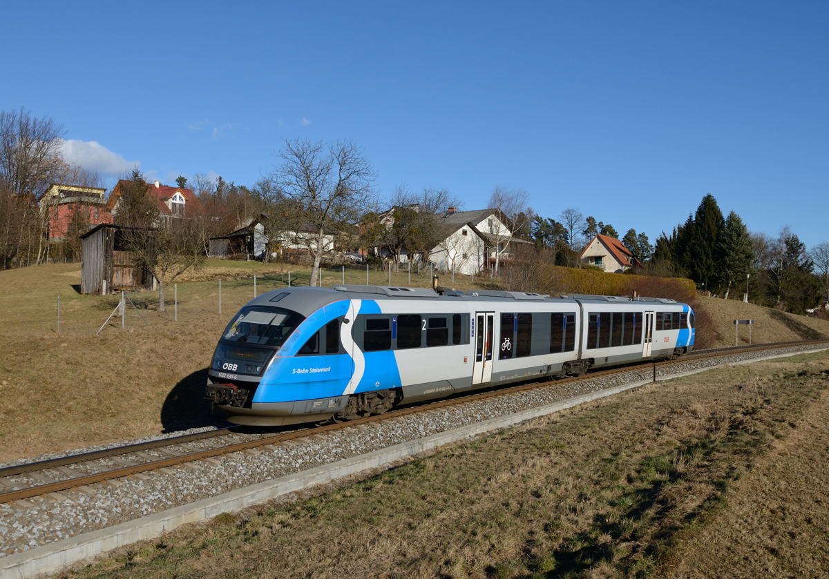 Der blaue 5022 045  S-Bahn Steiermark  zauberte am 27.12.2016 einen bunten Farbklecks in die braune apere  Winterlandschaft  des oststeirischen Hügellandes. 
Fotografiert in Hart bei Graz