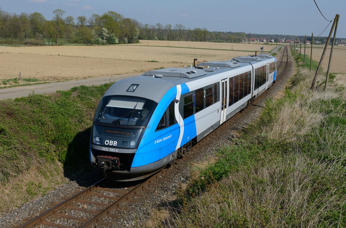 Der blaue für die  S-Bahn Steiermark  werbende 5022 045 war am Nachmittag des 11. Aprils 2016 als S51 von Bad Radkersburg nach Spielfeld-Straß unterwegs, und wurde von mir bei Halbenrain fotografiert.

http://neue.radkersburger-bahn.at/Default.aspx