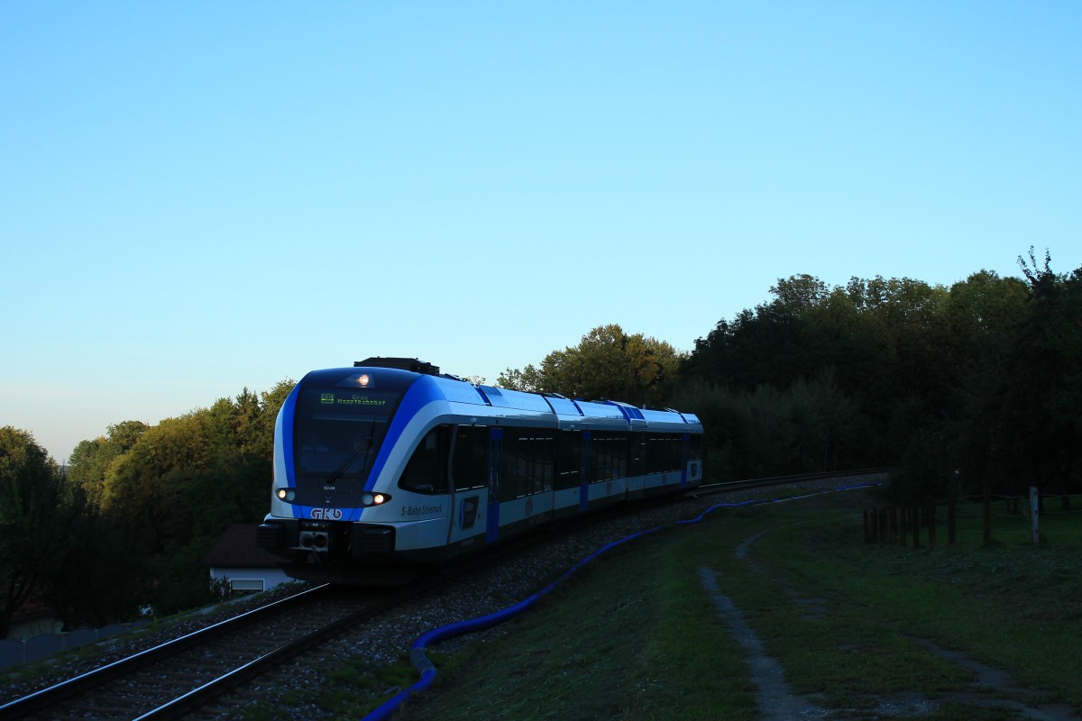 Der blaue GTW (5063.08) mit Zug 4382 vor Deutschlandsberg am 23. September 2013.