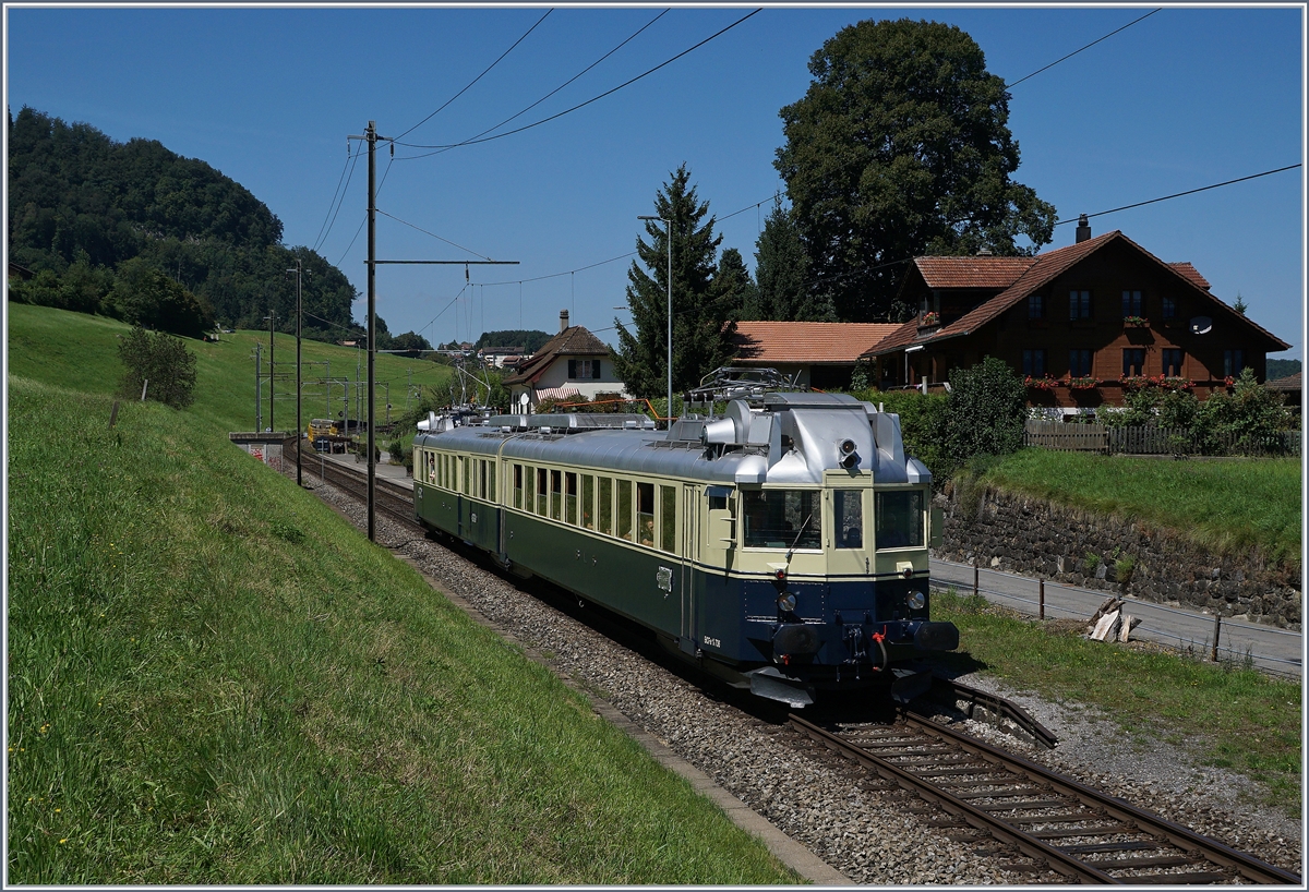 Der  Blaue Pfeil  der BLS, der BCFe 4/6 736 im Regionalzugsdienst von Spiez nach Interlaken Ost. Hier verlässt der schmucke Zug als R 6725 nach einem kurzen Halt Faulensee.
14. August 2016