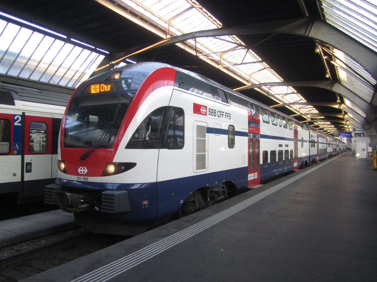 Der blaue RABe 511 005 am 5.11.2018 in Zürich HB als RE nach Chur