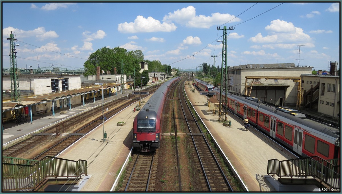 Der Blick auf den Bahnhof von Komárom am 21.Mai 2014. Ein Railjet der ÖBB durchfährt gerade den Abschnitt in Fahrtrichtung Györ / Wien. 