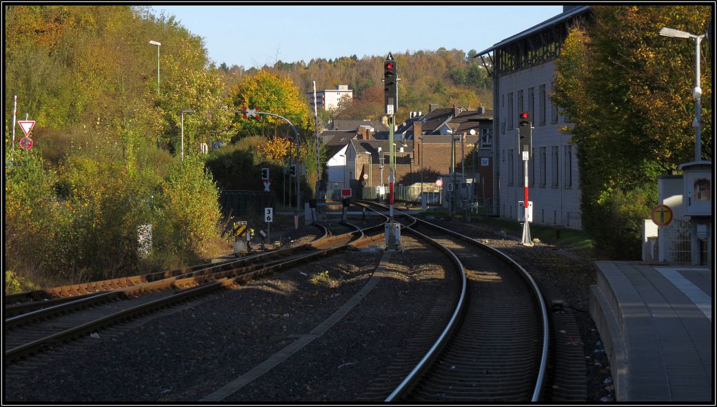 Der Blick auf die Bahnhofsausfahrt in Stolberg Altstadt (Rhl) an der Kbs 482 am 08.11.2014. 