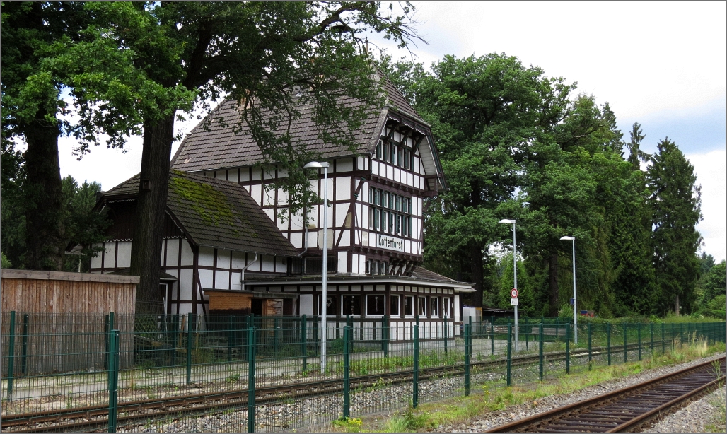 Der Blick auf das im Fachwerkstil gehaltene Bahnhofsgebäude von Kottenforst, gelegen an der Voreifelbahn zwischen Meckenheim und Bonn. Ein Restaurant mit Biergarten läd zum Verweilen ein. An den Wochenenden und an Feiertagen wird der Bahnhof von diversen Regionalzügen angefahren. Szenario vom 06.Aug.2016.