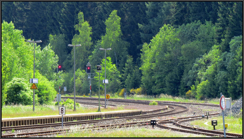 Der Blick auf die Gleisanlagen und Ausfahrtssignale in Richtung Kall am Bahnhof Blankenheim/Wald an der Eifelstrecke (Kbs 474) am 14.Juni 2014.
