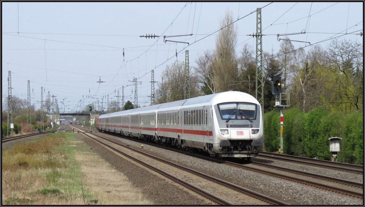 Der Blick auf die Schnellzugstrecke Duisburg-Düsseldorf bei Angermund am 12.April 2015. Ein IC ist gerade unterwegs in Richtung D´dorf Flughafen und rauscht mit 200km/h am Standort heran. (Bahnsteigende).