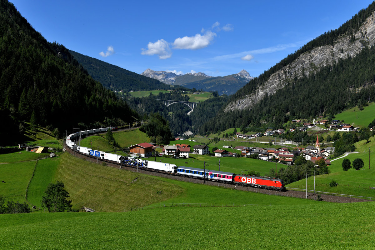 Der Blick auf St. Jodok und das Wipptal ist und bleibt ein traumhaftes Motiv. Am 16. September 2019 konnte ich dort die RoLa 49839 von Hall in Tirol nach Verona PN Scalo fotografieren. Am Zugschluss leistete 1293.039 Schubhilfe. 
