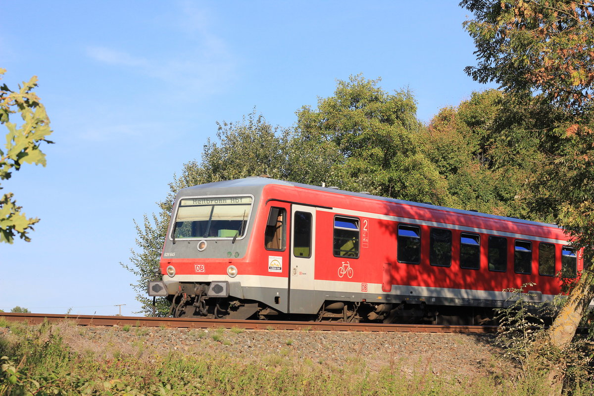 Der Blick durchs Schlupfloch: 628 645 als RE  Hohenloheexpress  Crailsheim-Heilbronn am 17.09.2018 zwischen Neuenstein und Öhringen. 