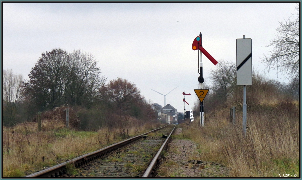 Der Blick hinein auf die Miljoenenlijn,die Museumsstrecke der ZLSM in Simpelveld (Niederlande).Zu sehen ist das Vor - und Einfahrtssignal in Flügelbauform. Ein wenig Nostalgie abseits der modernen Bahnen unweit von Aachen.Dezember 2013.