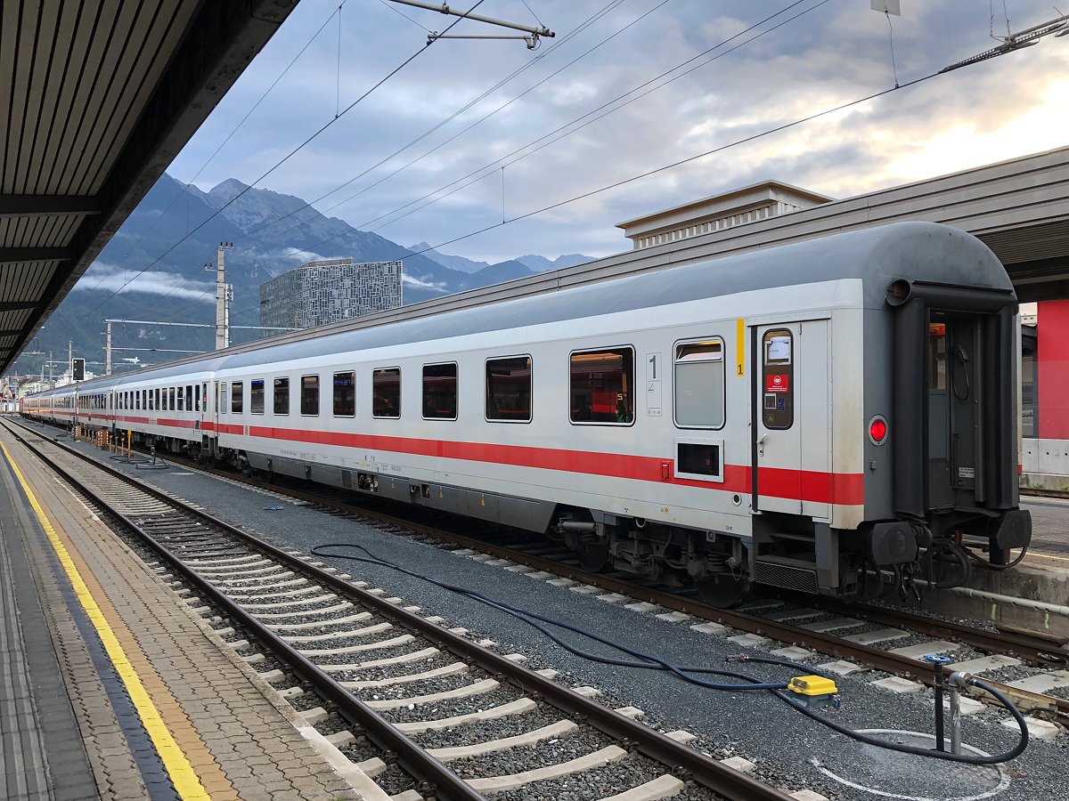 Der Blick von hinten auf den ganzen REX 5361 von Landeck-Zams. Fast 2 Stunden später kehrte der Zug wieder normal als IC 118  Bodensee  in die Heimat zurück.  Aufgenommen in Innsbruck Hbf am frühen Morgen des 06.08.2021