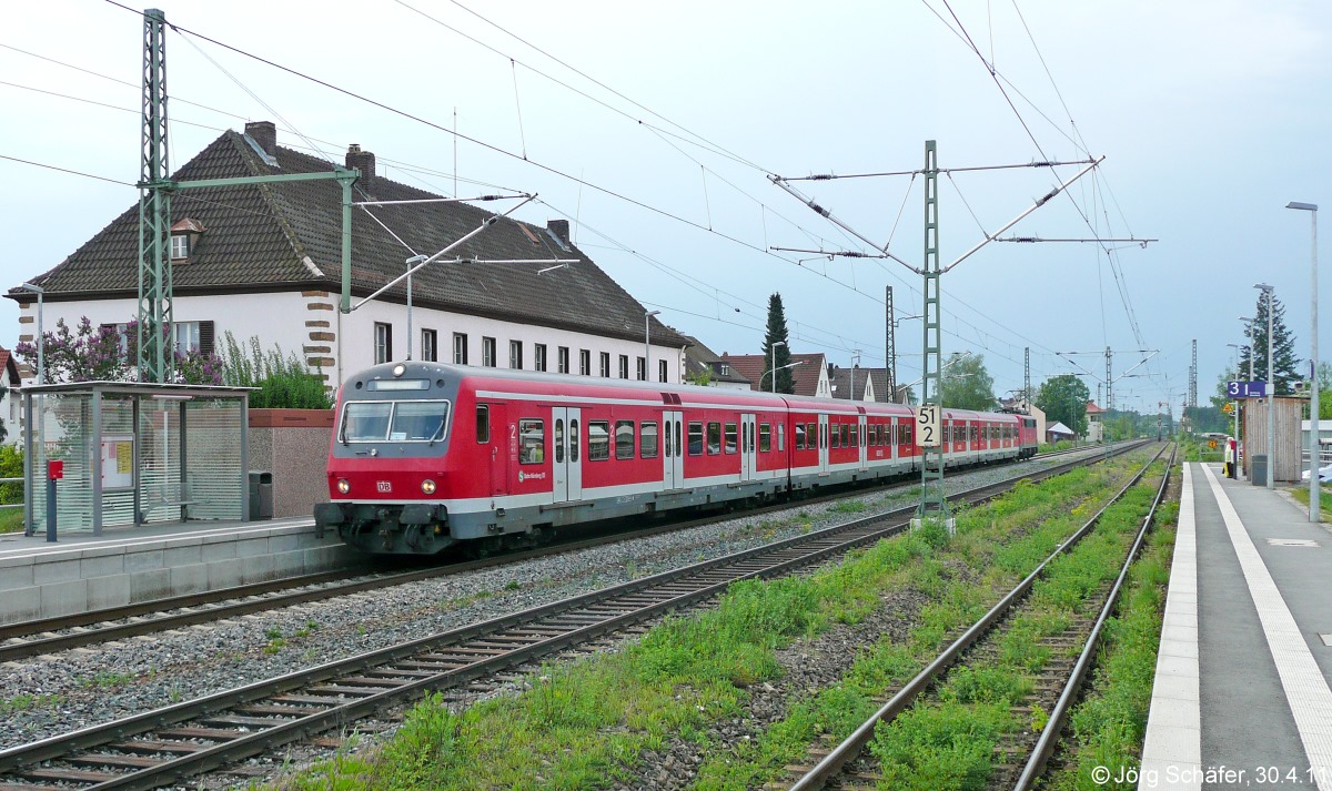 Der Blick in Hirschaid nach Nordwesten am 30.4.11 zeigte, dass Gleis 2 beim S-Bahn-Ausbau im Vorjahr seinen Bahnsteig verloren hatte. Auf Gleis 1 hielt eine x-Wagen-Garnitur als S-Bahn nach Nürnberg. 