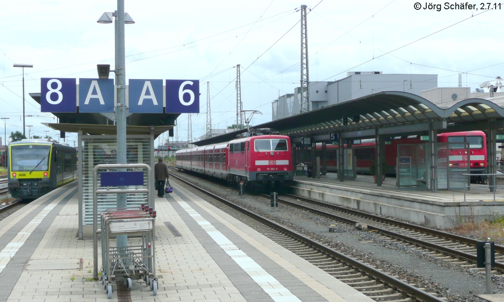 Der Blick nach Süden in Bamberg fast 20 Jahre später: Auf Gleis 8 steht agilis-VT 650 722, auf Gleis 5 ein S-Bahn-Wendezug mit 111 203 und 143 820 auf Gleis 4. (2.Juli 2011)