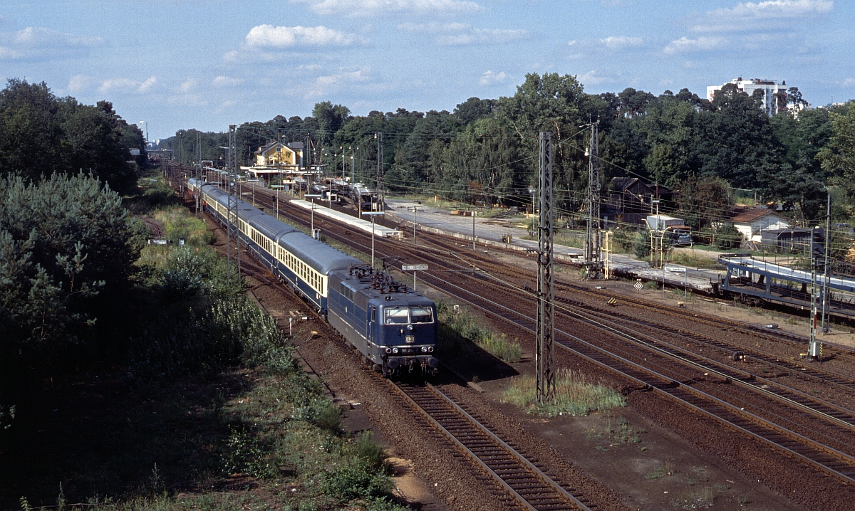 Der Blick von dieser Straenbrcke auf den Bahnhof Neu Isenburg hat sich heute stark verndert. 181 204 bespannt enen (damals noch) IC nach Paris (Juli 1983).