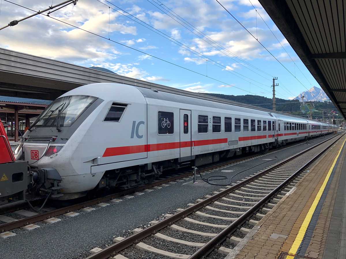 Der Blick von vorne auf den ganzen REX 5361 von Landeck-Zams. Früher waren die DB IC Garnituren jeden Tag 1x täglich in jede Richtung über den Arlberg am Weg. Kurz vor 9:00 Uhr kehrte der Zug wieder normal als IC 118  Bodensee  nach Bochum Hbf zurück.  Aufgenommen in Innsbruck Hbf am frühen Morgen des 06.08.2021