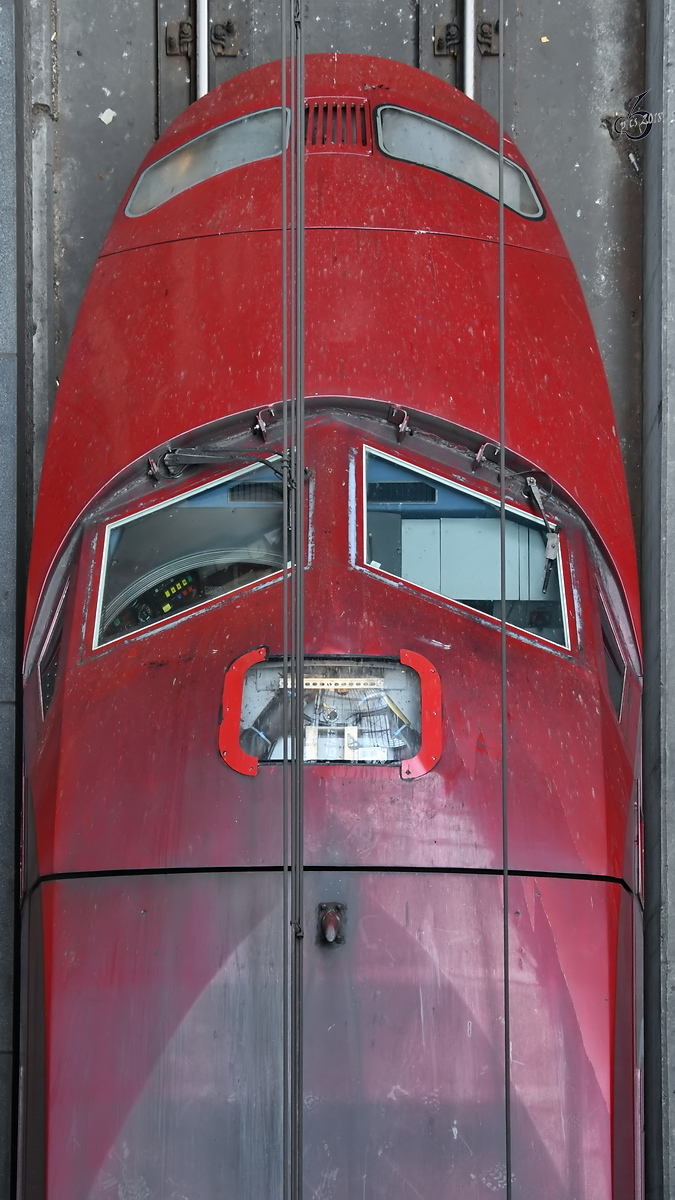 Der Blick vom  Zwischendeck  auf die untere Etage im Bahnhof Antwerpen Centraal gestattet diese eher ungewöhnliche Perspektive auf den Triebwagenkopf des Thalys  4532  der SNCF. (Juli 2018)