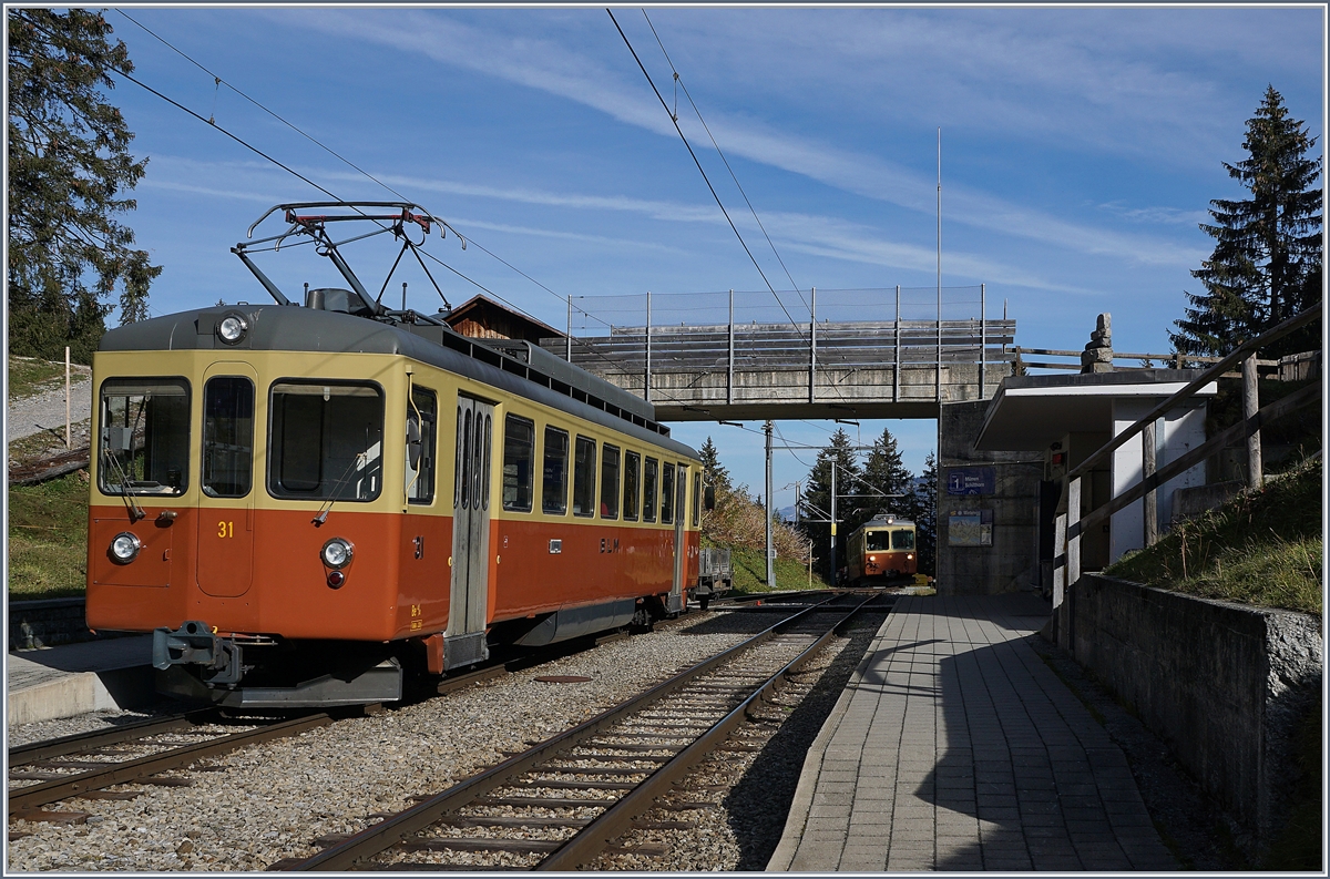 Der BLM Be 4/4 31  Lisi  wartet in Winteregg auf den bereits zu sehnenden Gegenzug.
16. Okt. 2018