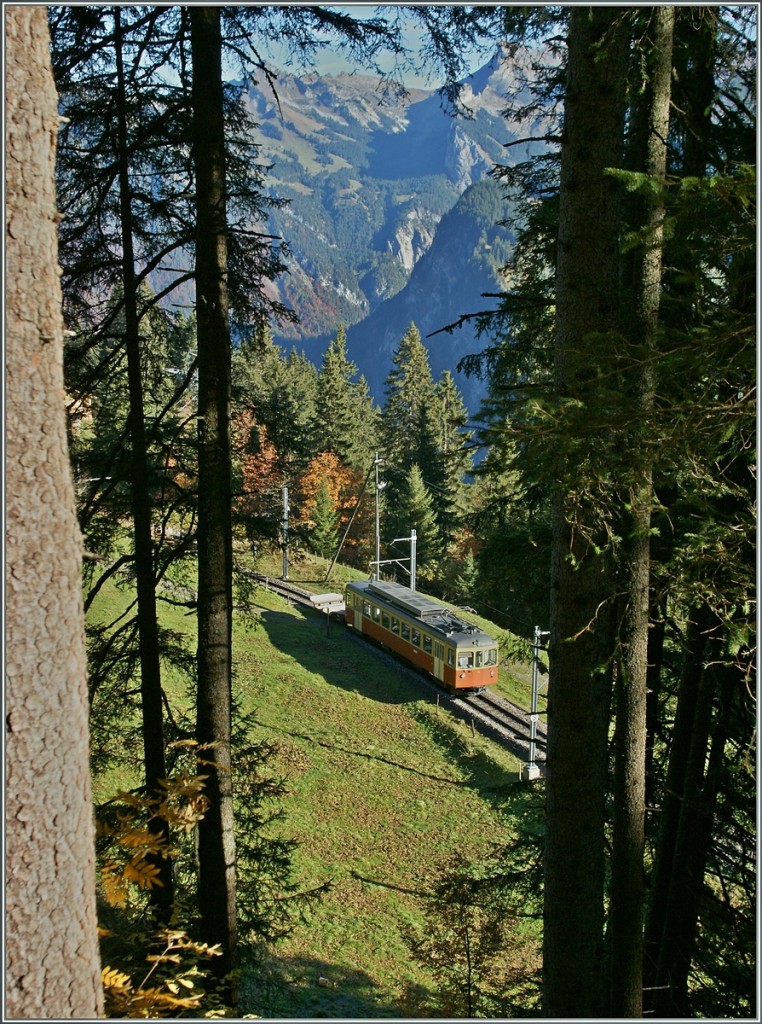 Der BLM Be 4/4 31 (ex SNB/ Bipperlisi ) als Regionalzug 738 kurz vor der Endstation Grütschalp.
24. Okt. 2013
