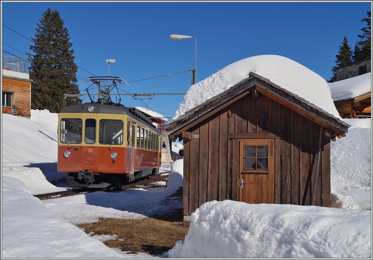 Der BLM Be 4/4 N° 31 (ex SNB/OJB) erreicht von Mürren kommend Winteregg.
9. März 2014